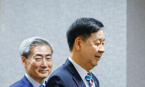 구윤철 부총리와 입장하는 신현송 한은 총재