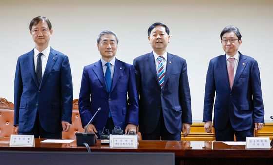 기념 촬영하는 이찬진·신현송·구윤철·이억원