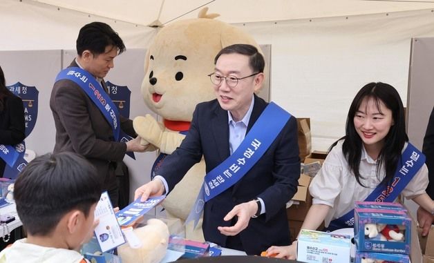 관세청, 한화이글스 홈경기서 '마약·짝퉁 밀반입 차단' 캠페인 실시
