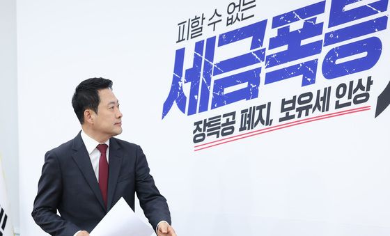 백드롭 바라보는 장동혁 대표