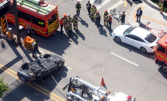 서울 정부청사 옆 지하차도 차량 전복… 수습 중