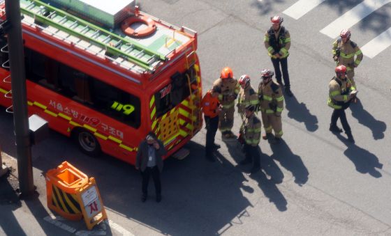 정부서울청사 인근 차량 전복 사고 발생