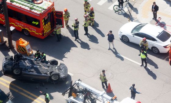 종로 지하차도 입구서 차량 뒤집혀