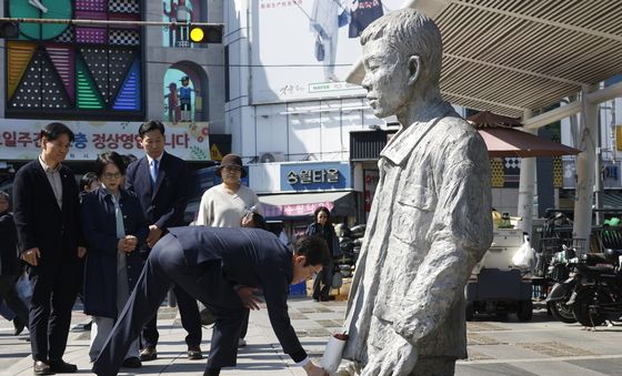전태일 열사 동상에 헌화하는 정원오 후보