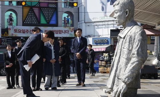 전태일 열사 동상 찾아 묵념하는 정원오 후보