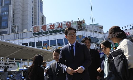 전태일 열사 동상 찾은 정원오 후보