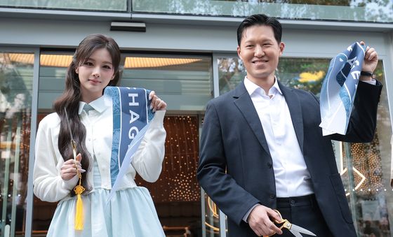 리본 컷팅 마친  김좌현 대표와 설윤