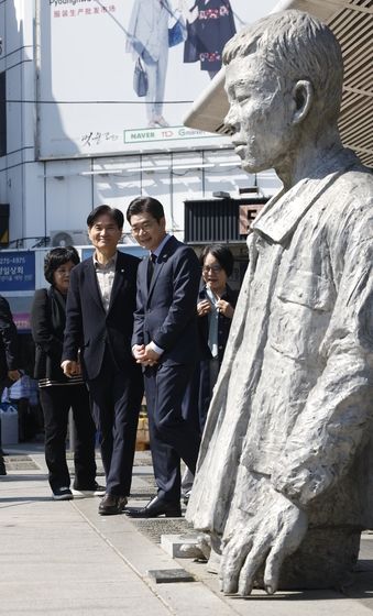 전태일 열사 동상 찾은 정원오 후보