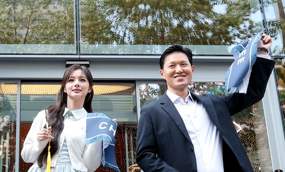 리본 컷팅 마친 김좌현 대표와 설윤