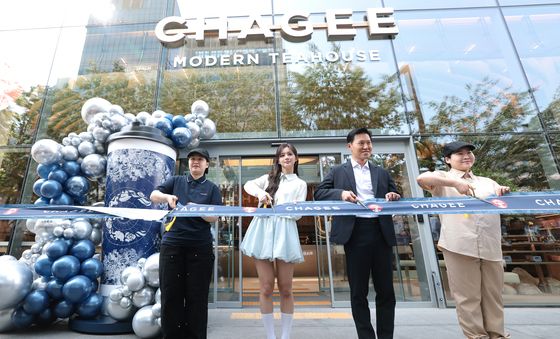 테이프 컷팅하는 김좌현 대표와 설윤