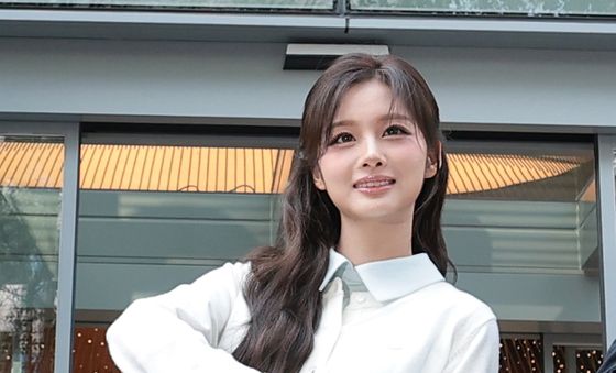 설윤, 리본 커팅하는 바비인형