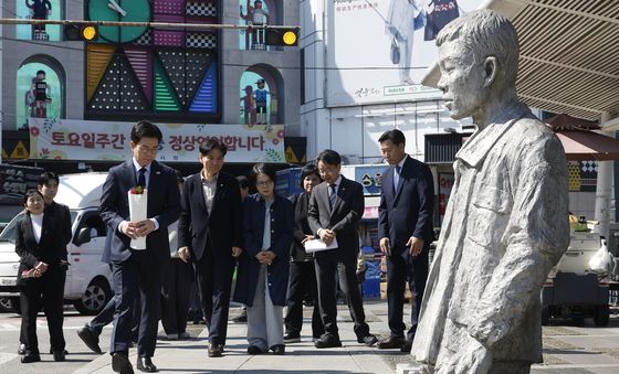 전태일 동상 추모하는 정원오 후보