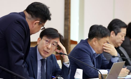 의료혁신 논의하는 정기현 위원장