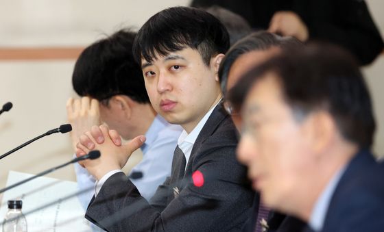 정기현 위원장 발언듣는 한성존 대한전공의협의회 회장