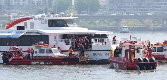 구조되는 한강버스 승객들