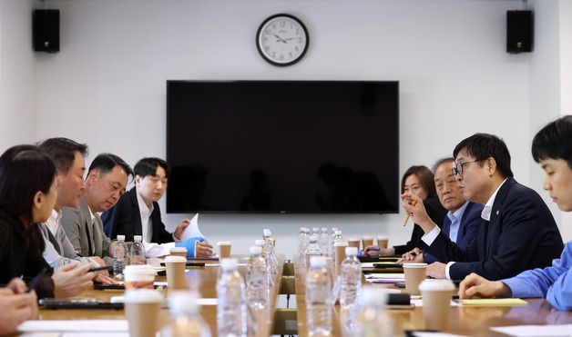 '케이-게임' 관련 주요 과제 논의하는 최휘영 장관