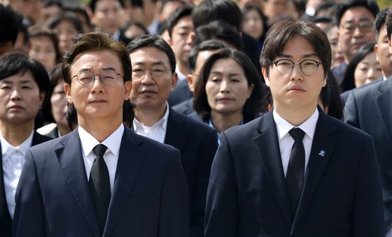 충혼탑 참배하는 전재수·하정우