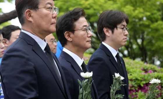 민주공원 넋기림마당 참배하는 전재수·하정우