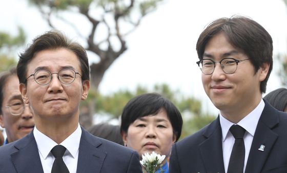 국화꽃 든 전재수와 하정우