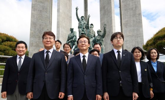 부산 중앙공원 충혼탑 참배 마친 전재수·하정우