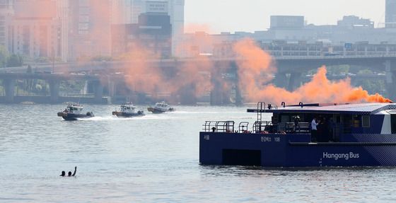 “살려주세요”…구조훈련 진행