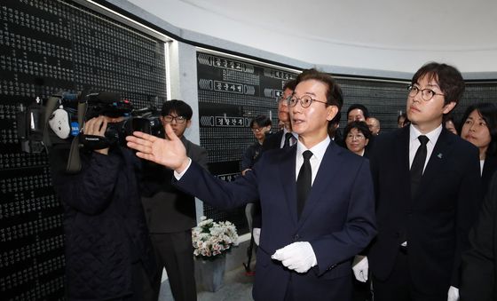 부산 충혼탑 영현실 둘러보는 전재수·하정우