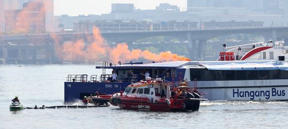 한강 위 구조 요청…접안 훈련 펼쳐져