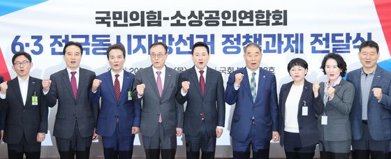 기념 촬영하는 장동혁 대표