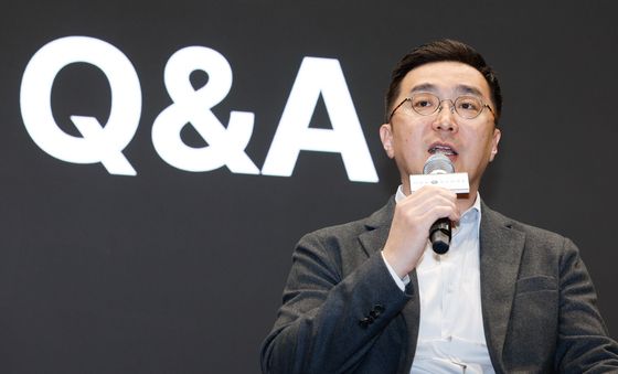 취재진 질문에 답하는 박태영 원스토어 대표