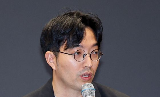 답변하는 송진석 사업전략실장