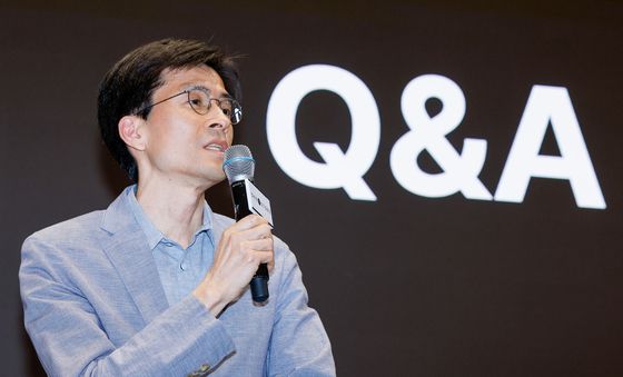 답변하는 윤철진 CBO