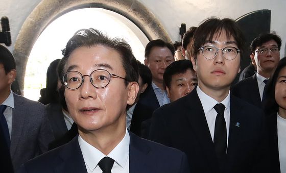 부산 충혼탑 영현실 둘러보는 전재수·하정우