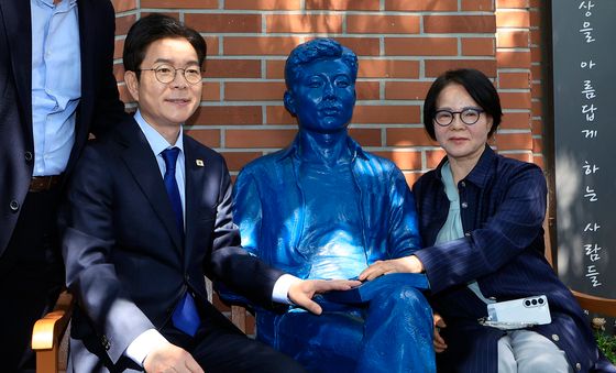 전태일 동상 옆에 앉은 정원오 후보