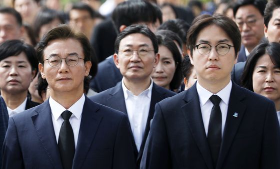 부산 충혼탑 참배하는 전재수·하정우