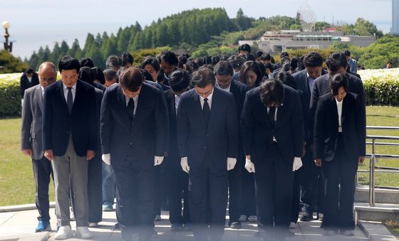 부산 충혼탑 참배하는 전재수·하정우
