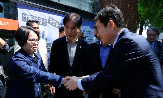 전태일 열사 동생과 인사 나누는 정원오 후보