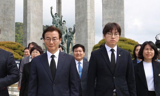 부산 충혼탑 참배 마친 전재수·하정우