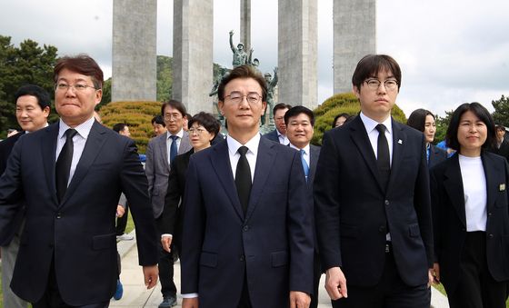 부산 충혼탑 참배 마친 전재수·하정우