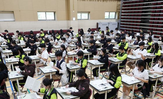 가슴에는 양심을 머리에는 지성을