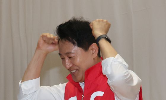 주먹 불끈 쥔 오세훈 서울시장