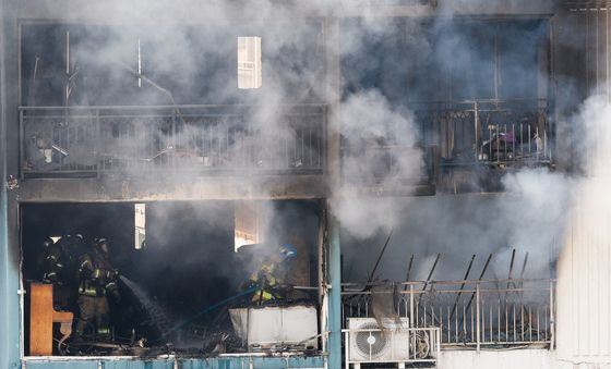 의왕 아파트 화재 진압하는 소방