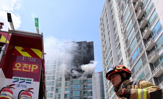 의왕 아파트 화재로 2명 사망, 분주한 소방