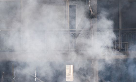 의왕 아파트 화재 진압하는 소방