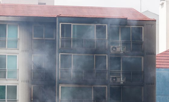 의왕 아파트 14층서 화재, 20층까지 까맣게 탄 외벽