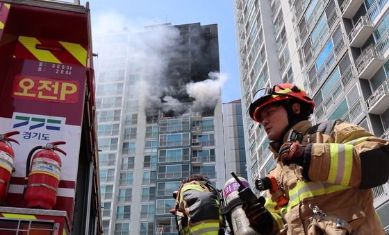 의왕 아파트 화재로 2명 사망, 분주한 소방