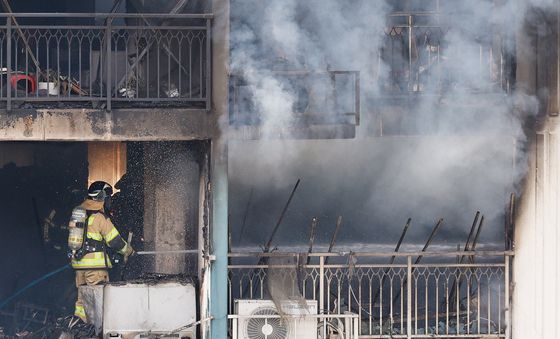 의왕 아파트 화재로 2명 사망, 불끄는 소방대원