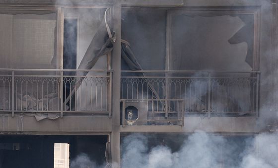 의왕 아파트 화재로 2명 사망, 불끄는 소방대원