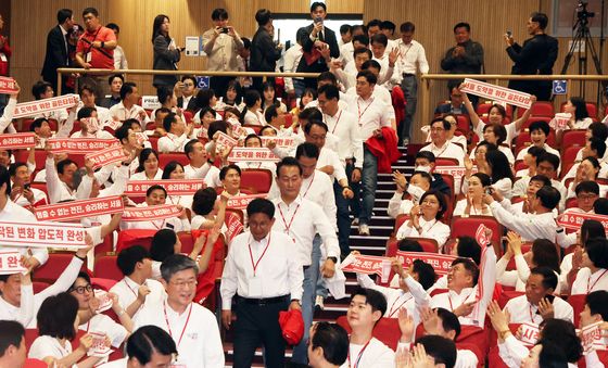 함께 입장하는 국민의힘 서울시 기초단체장 후보자들