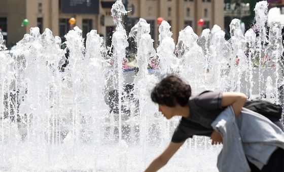 초여름 날씨...'손에 시원한 물이라도'