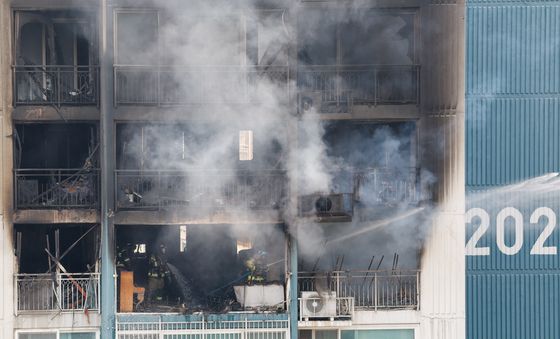 화재 진압하는 소방